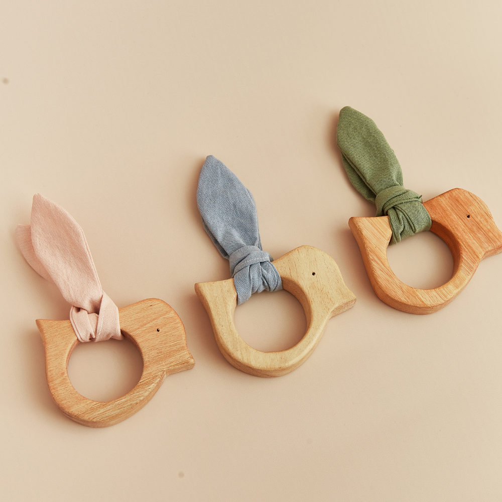 Mordillo Pajarito de Madera y Lienzo - rosa - celeste - verde